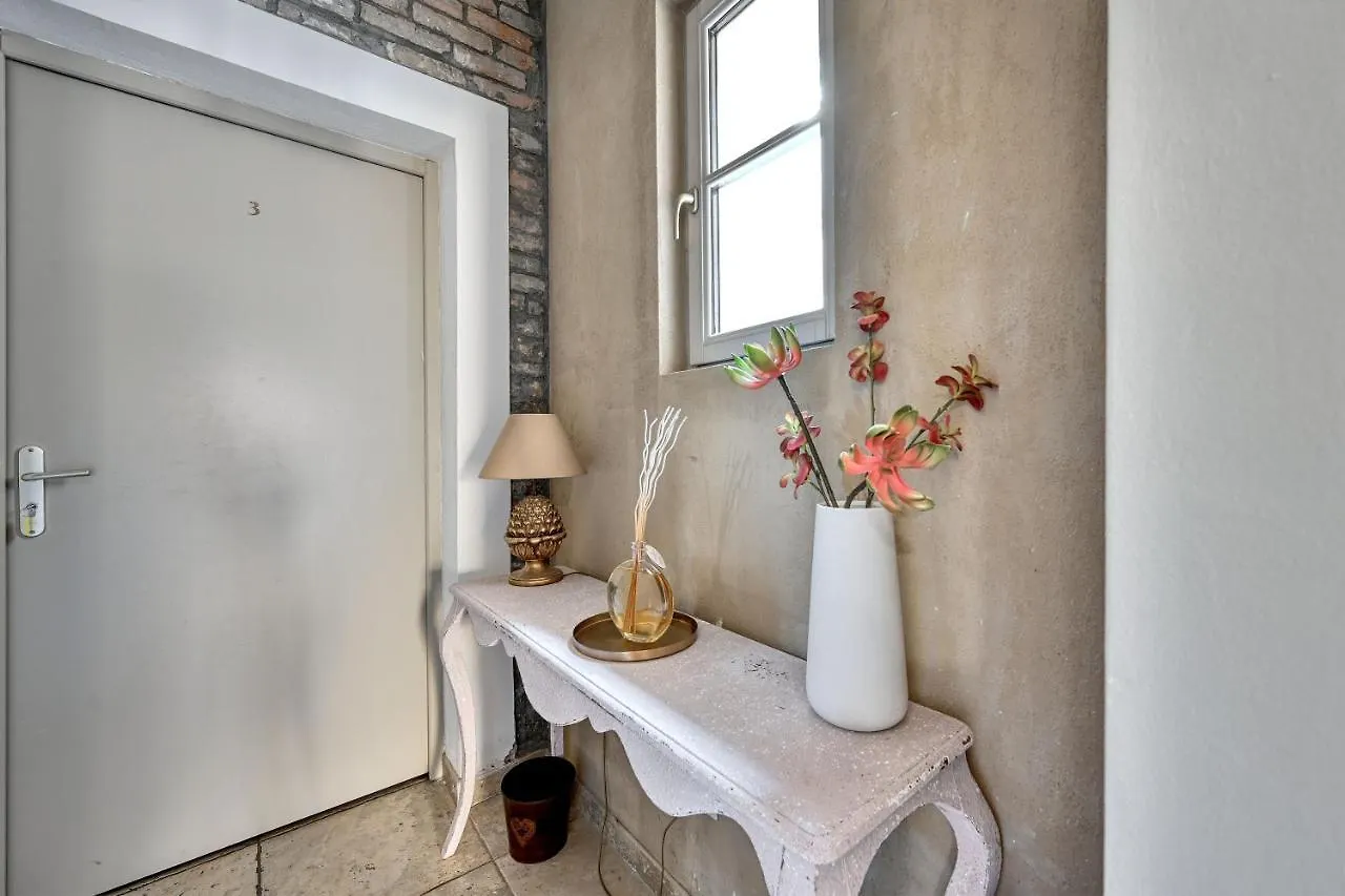 Apartment Au Coeur Des Papes, Dans Batisse De Charme Studios & Appartements En Coeur De Ville Avignon France