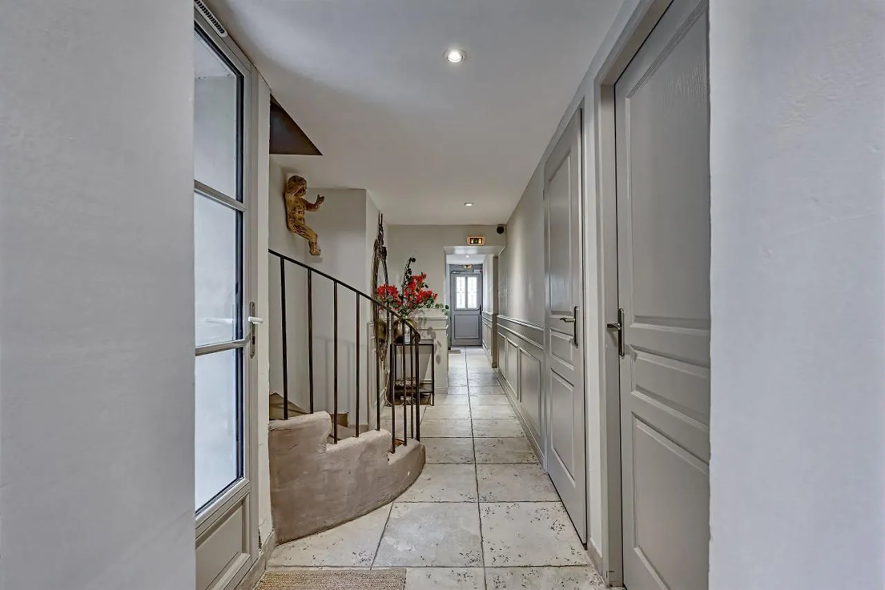 Au Coeur Des Papes, Dans Batisse De Charme Studios & Appartements En Coeur De Ville Avignon 0*,  France
