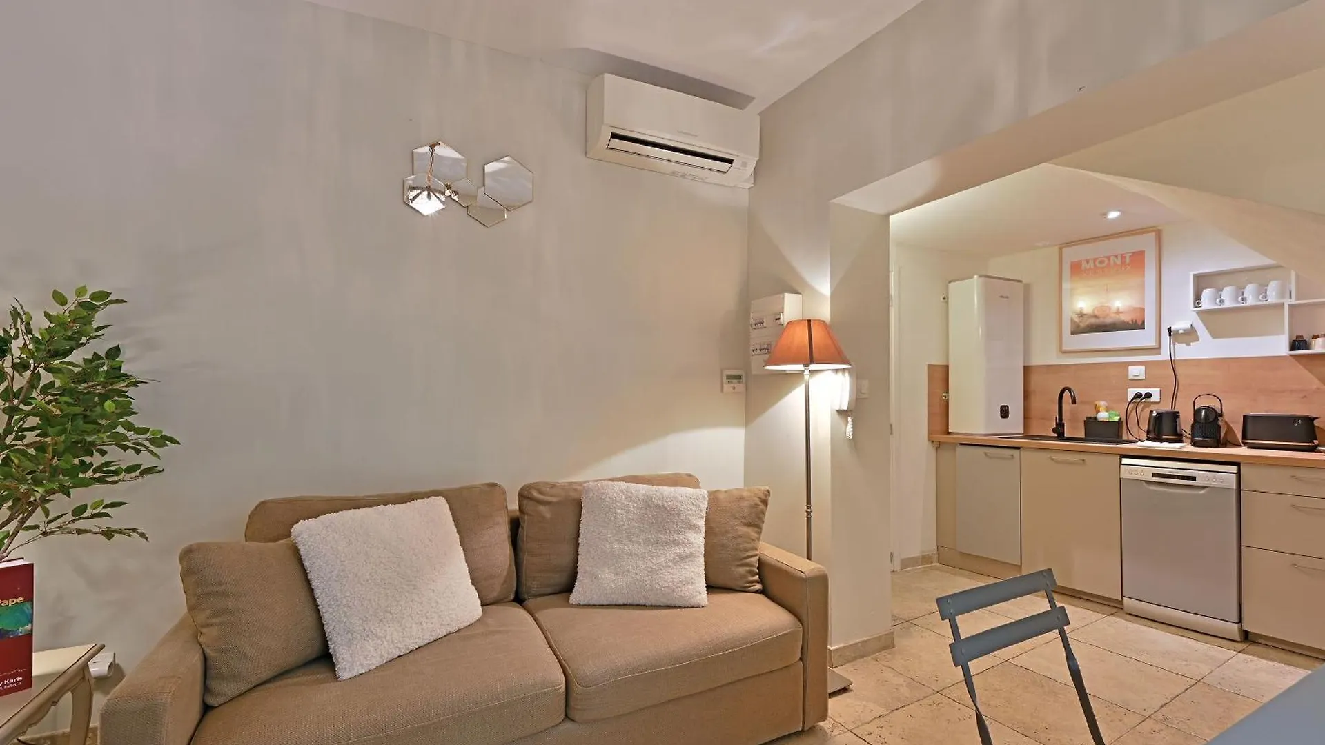 Au Coeur Des Papes, Dans Batisse De Charme Studios & Appartements En Coeur De Ville Avignon 0*,  France